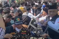 Muktamar NU 35 Diwarnai Adu Jotos, Gus Yahya Minta Massa Tetap Tenang