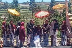 13 Anak Bajang Diruwat di Dieng, Ada yang Minta Kambing hingga Motor Trail