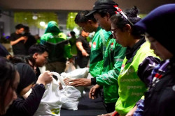 Pegadaian Salurkan 1.000 Paket Sembako untuk Pengemudi Ojek Online