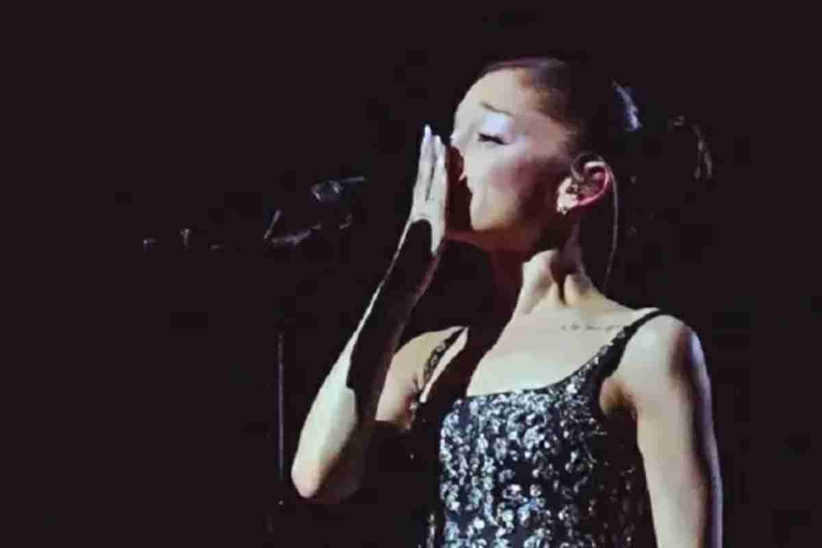 Ariana Grande Menangis di Konser Terakhir, Siap Rehat dari Sorotan