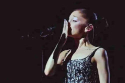 Ariana Grande Menangis di Konser Terakhir, Siap Rehat dari Sorotan