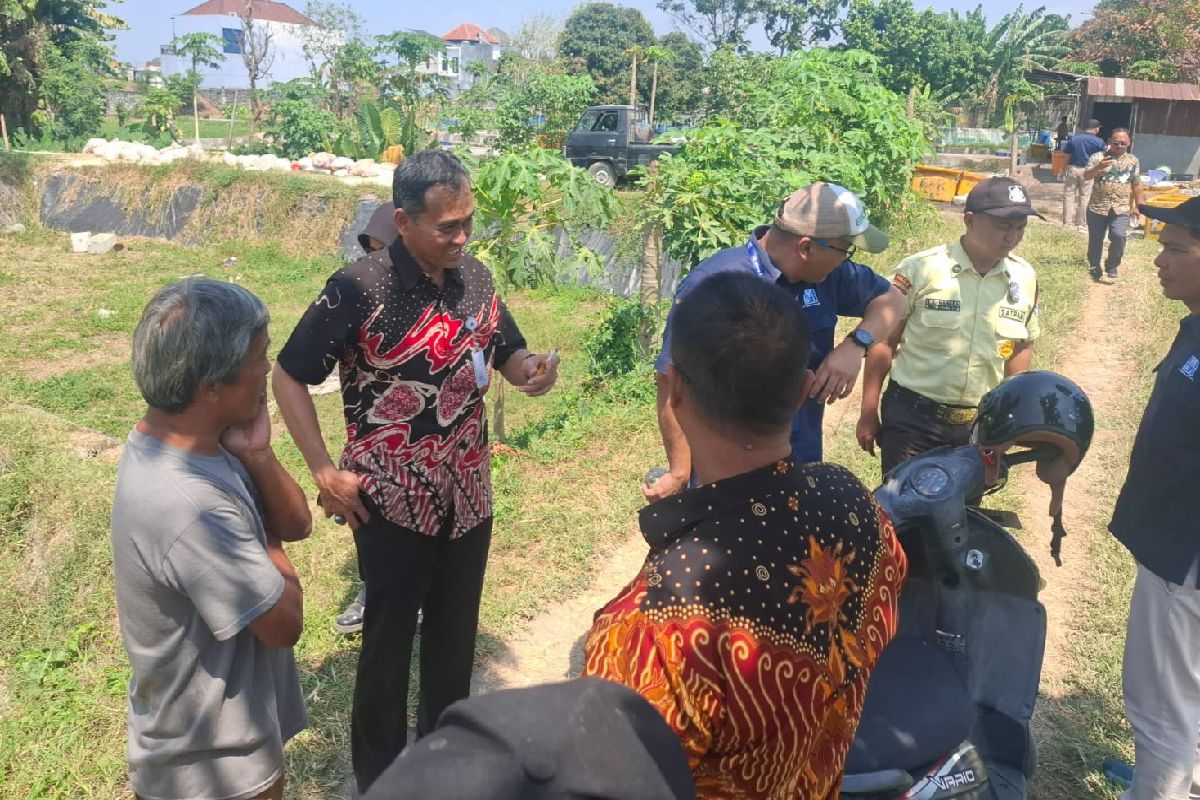 Bau Menyengat Ganggu Warga Berbah, Produksi Pelet Diminta Pindah