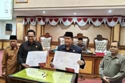 DPRD Sahkan Perda Mihol untuk Perketat Pengawasan dan Perda Jamsostek Perluas Jaminan