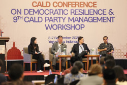 Andi Widjajanto Beberkan Jalur Kemunduran Demokrasi RI