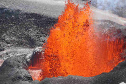 Lava Fountain Anak Krakatau Bikin Langit Merah, Ini Penjelasan Ilmiahnya