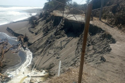 Abrasi Pantai Cangkring Bantul Putuskan Akses ke Tanggul Tirto