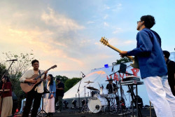 16 Tahun Hiatus, Lipstik Lipsing Kembali Bikin Haru di Prambanan