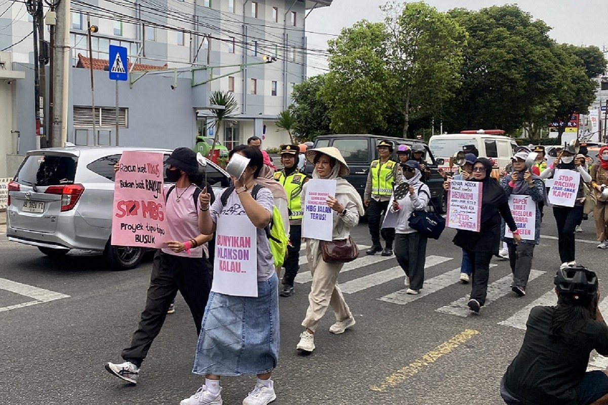43.000 Anak Keracunan MBG, Ibu-Ibu Jogja Kembali Gelar Aksi Pukul Panci