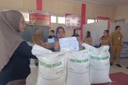 Bantuan Pangan Menyalakan Harapan Dapur Beralas Tanah