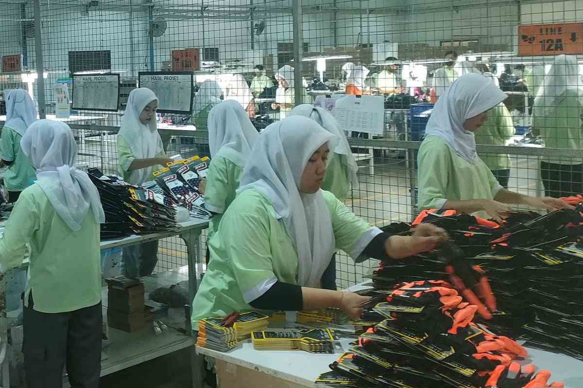 Denyut Sarung Tangan Dunia di Gunungkidul dan Asa Ekspansi Woneel