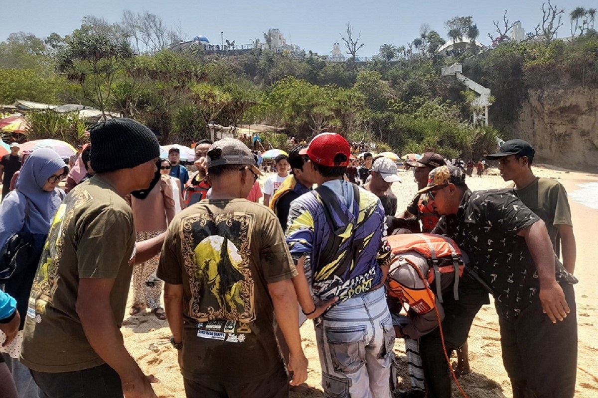 Berniat Foto, 4 Turis Asal Sukoharjo Terseret Ombak Pantai Jungwok, 1 Orang Tewas