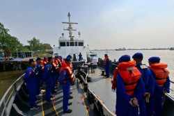 Polri Kerahkan 3 Kapal Polisi Cari Korban KM Virgo Transport 8