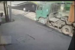 Detik-detik Bus Tabrak 2 Motor di Bekonang Sukoharjo Terekam CCTV, 2 Tewas