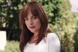 Dakota Johnson dan MGK Bersama di New York, Ada Hubungan Spesial?