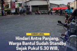 Antrean BBM Mengular, Warga Bantul Rela Antre Sebelum SPBU Buka