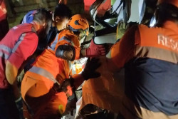 Hiace Tabrak Truk di Tol Pemalang, 2 Penumpang Kakinya Terjepit