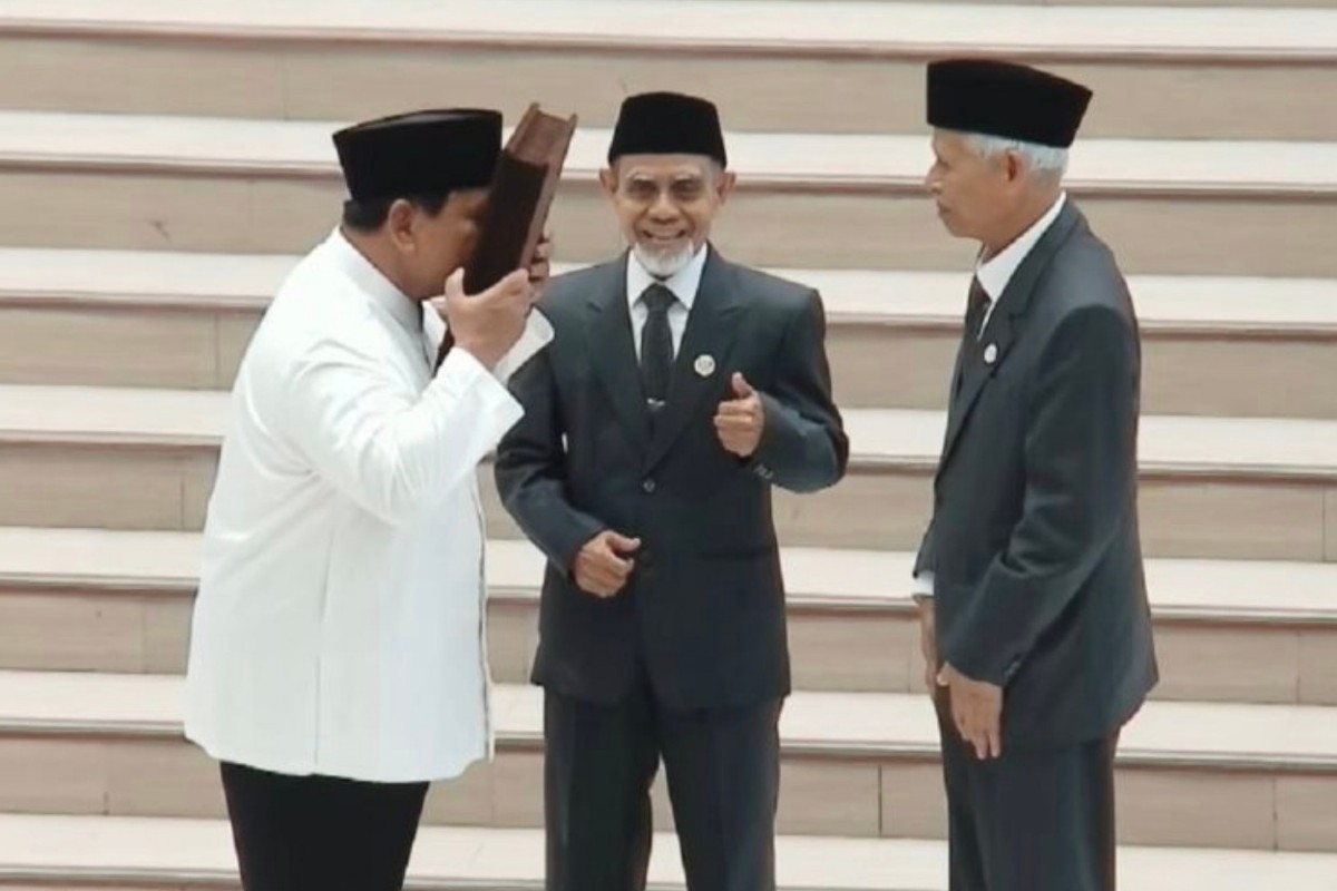 Prabowo Cium Mushaf Al Quran Gontor Saat Hadiri Milad 100 Tahun