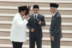 Prabowo Cium Mushaf Al Quran Gontor Saat Hadiri Milad 100 Tahun