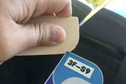 5 Cara Membersihkan Sisa Lem Stiker di Kaca Mobil, Bisa Pakai Bahan Rumahan