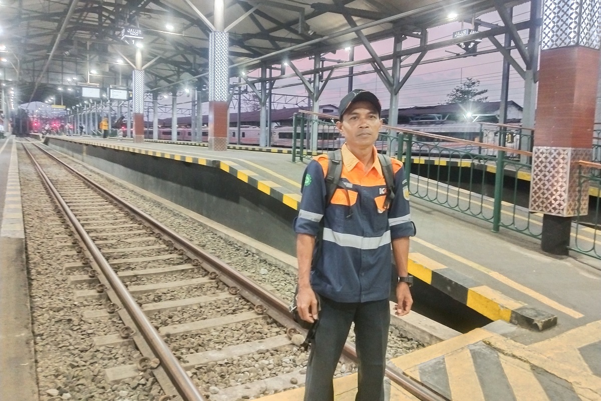 Kisah Udi, Petugas yang Berjalan 12 Km Demi Jalur Kereta Aman Dilalui
