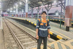 Kisah Udi, Petugas yang Berjalan 12 Km Demi Jalur Kereta Aman Dilalui