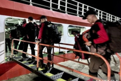 6 Penyelam Basarnas Cari Korban di Dalam KM Virgo Transport 8
