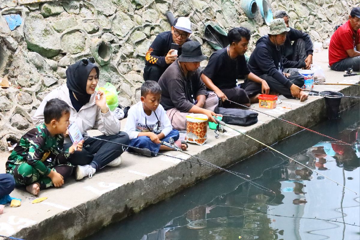 Bukan Sekadar Buka Lomba, Wawali Astrid Turun ke Sungai dan Mancing Bareng Warga