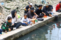 Bukan Sekadar Buka Lomba, Wawali Astrid Turun ke Sungai dan Mancing Bareng Warga