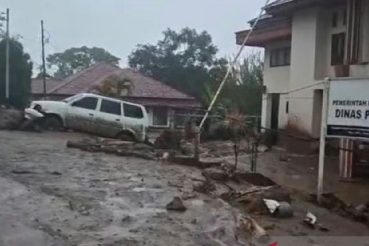 Banjir Bandang Solok Terjang Kompleks Perkantoran Bupati