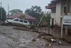 Banjir Bandang Solok Terjang Kompleks Perkantoran Bupati
