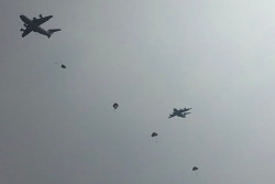 Prajurit TNI AU Pertama Kali Terjun dari Pesawat A400M
