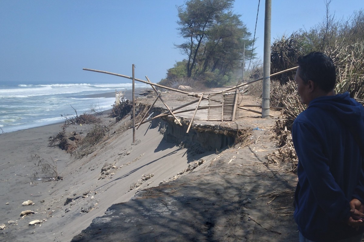Abrasi Putus Jalan Pantai Cangkring-Tanggultirto Bantul, Warga Terpaksa Memutar