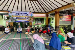 Warga Cokrodiningratan Jogja Belajar Bikin Keripik Lele Bernilai Jual