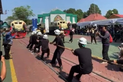 500 Peserta Adu Kekuatan Tarik Lokomotif 84 Ton di Balai Yasa Jogja