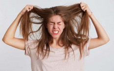 Jangan Panik Lihat Rambut di Sisir, Ini Jumlah yang Masih Normal