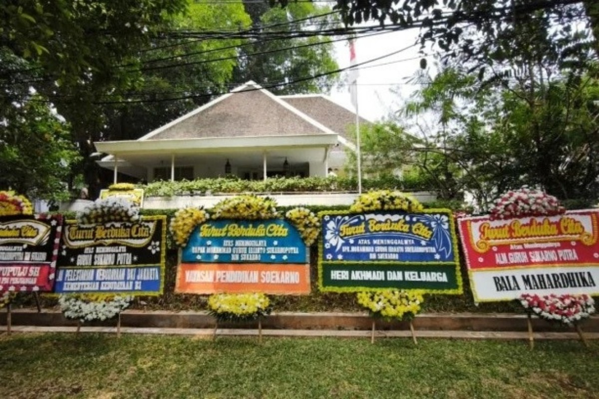 Rumah Duka Guruh Soekarnoputra Dipadati Pelayat dan Karangan Bunga