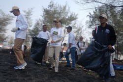 Gerindra Bersihkan Pantai Baru Bantul, Singgung Retribusi Rp5.000