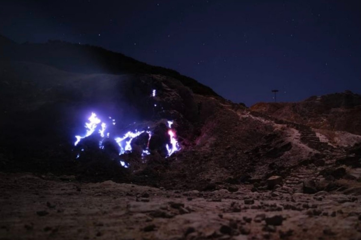 Blue Fire Muncul di Kawah Gunung Papandayan, Badan Geologi Turun Tangan