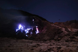 Blue Fire Muncul di Kawah Gunung Papandayan, Badan Geologi Turun Tangan