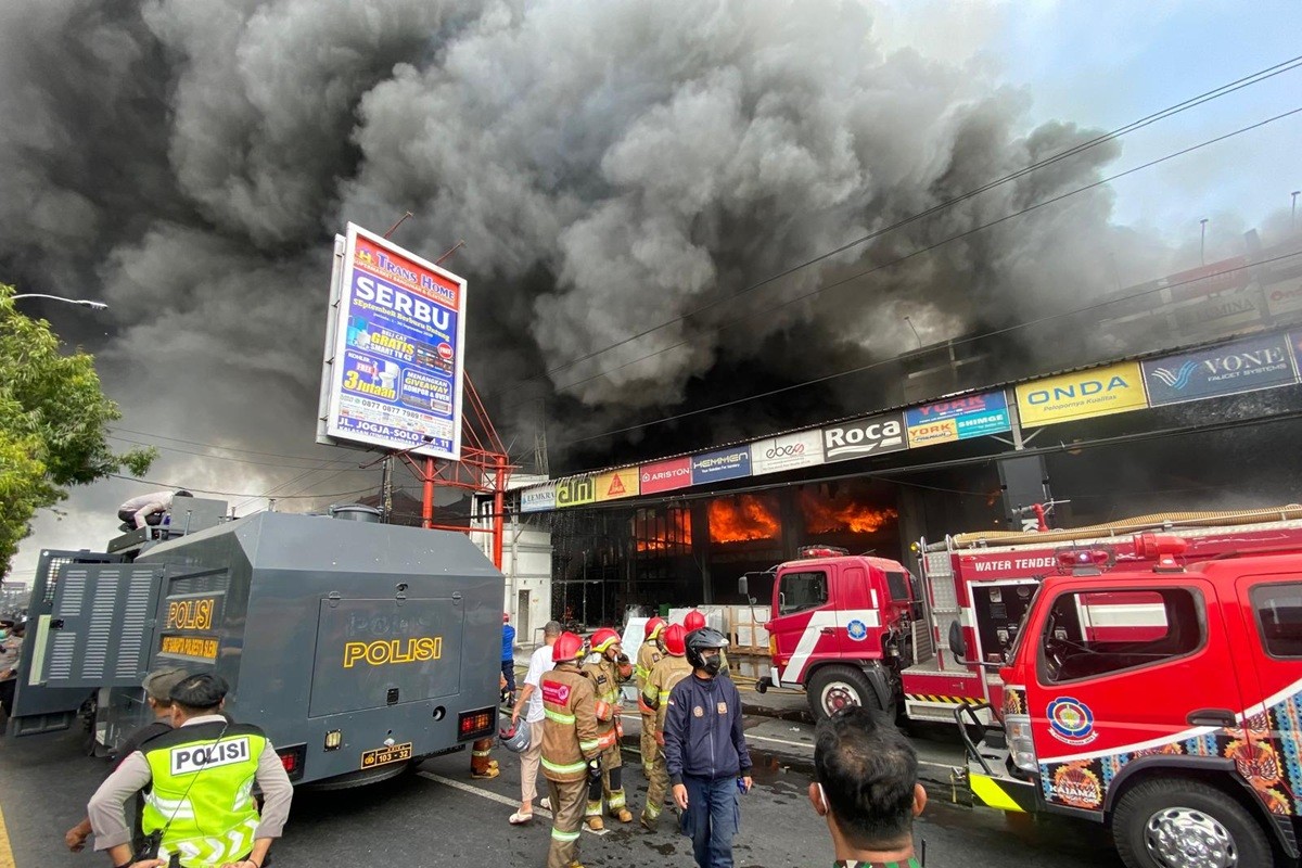 Trans Home Jalan Jogja Solo Terbakar Makan 2 Korban, Damkar Sulit Tembus Basemen