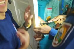 Jari Siswi SMPN 2 Boyolali Tersangkut di Pintu, Damkar Turun Tangan