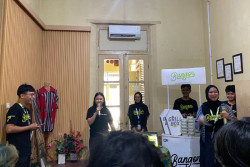 Kunjungi Harian Jogja, Burger Bangor Goes to Office Bawa Burger dan Keceriaan