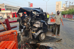 Pikap Pengangkut Ayam Tabrak Beton Flyover Palur, Sopir Terjepit