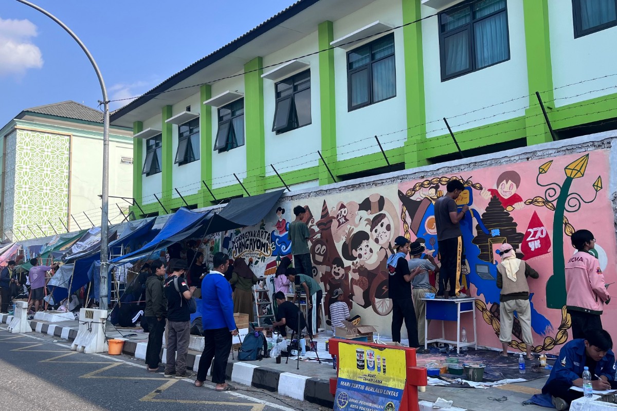 Mural Pelajar Jogja Bicara Budaya, Sampah, hingga Sungai Code