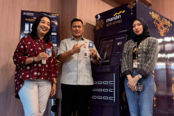 Kepala OJK DIY Jadi Nasabah Pertama ATM Emas Bank Mandiri di Yogyakarta