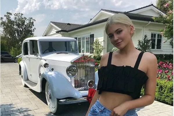 Kylie Jenner Debut di Victorias Secret, Kenakan Fantasy Bra Rp902 Miliar