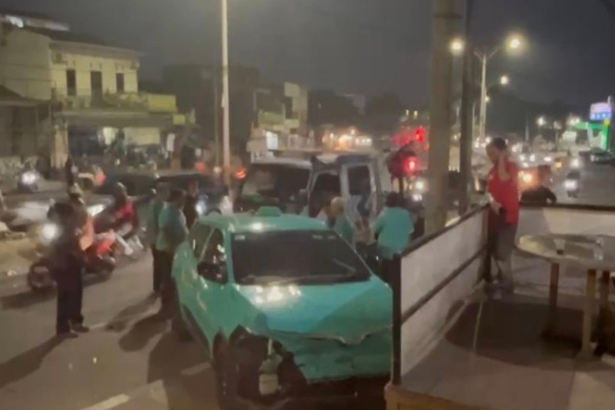 Taksi Green SM Tabrak Pembatas Jalan di Joglo, Lalu Lintas Padat