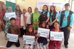 Pelajar Diberi Beasiswa hingga Bantuan Sembako Lewat Program CSR HBJ