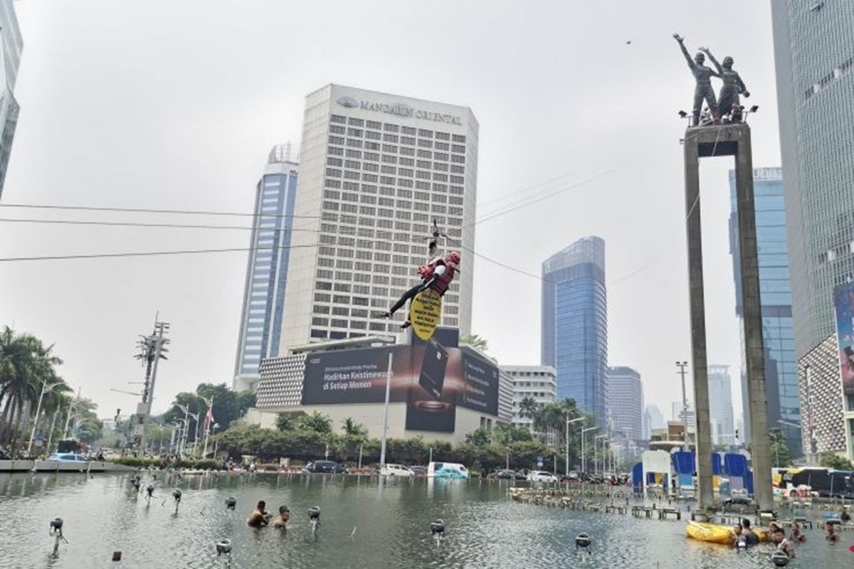 Enam Aktivis Greenpeace Bentangkan Spanduk di Bundaran HI, Polisi Turun Tangan