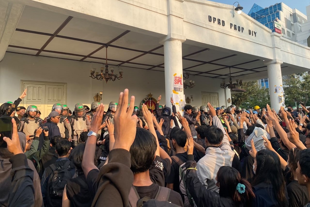 Ratusan Massa Bertahan di DPRD DIY, Aksi Kritik Prabowo-Gibran Memanas